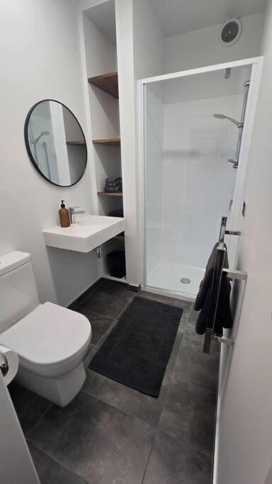 Apartment 1 - Haddin Court - Executive One Bedroom بلينهايم المظهر الخارجي الصورة