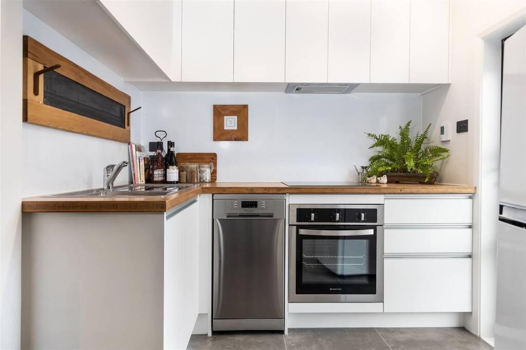 Apartment 1 - Haddin Court - Executive One Bedroom بلينهايم المظهر الخارجي الصورة
