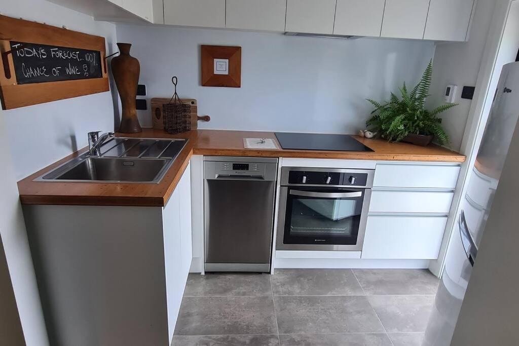 Apartment 1 - Haddin Court - Executive One Bedroom بلينهايم المظهر الخارجي الصورة