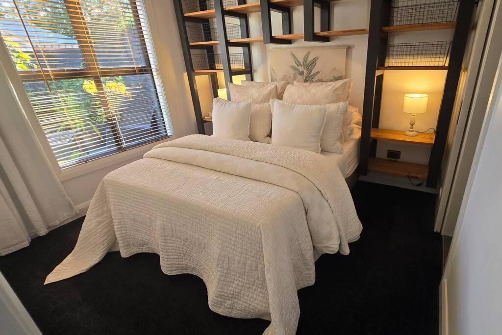 Apartment 1 - Haddin Court - Executive One Bedroom بلينهايم المظهر الخارجي الصورة