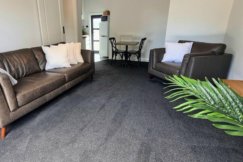 Apartment 1 - Haddin Court - Executive One Bedroom بلينهايم المظهر الخارجي الصورة